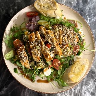 Sałatka z grillowanym kurczakiem