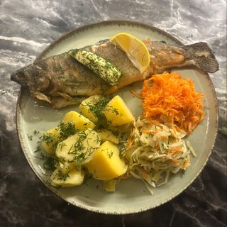 Pstrąg smażony w całości