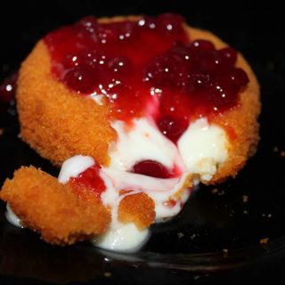 Camembert z żurawiną