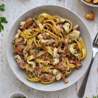 Tagliatelle z kurczakiem i kurkami