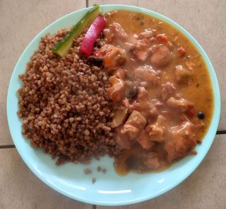 Gulasz wieprzowy, kasza gryczana, surówka