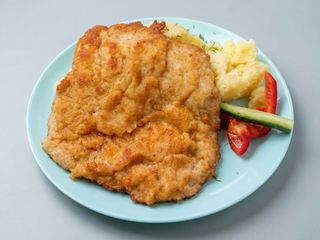 Kotlet schabowy, ziemniaki, surówka