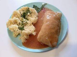 Gołąbek w sosie, ziemniaki, surówka