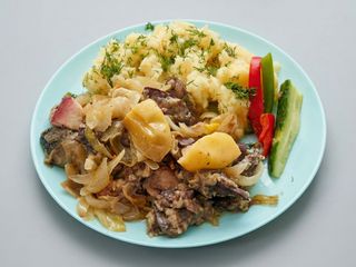 Wątróbka drobiowa, ziemniaki, surówka