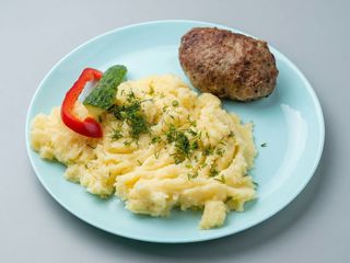 Kotlet mielony, ziemniaki, surówka