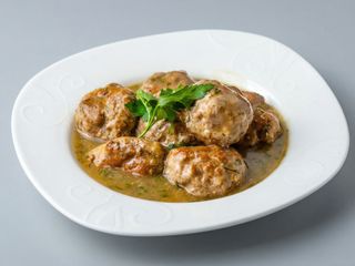 Pulpety w sosie, ziemniaki, surówka