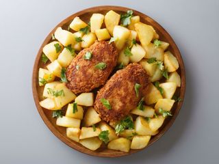 Kotlet pożarski, ziemniaki, surówka