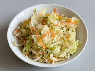 Surówka z białej kapusty