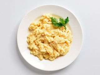 Jajecznica z trzech jaj z cebulką