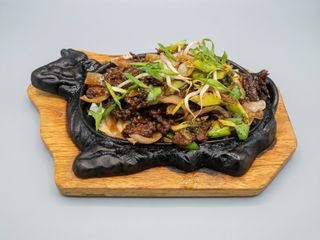 Wołowina w sosie ostrygowym z gorącego talerza