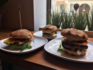 HERKULES (burger wołowy z serem cheddar)