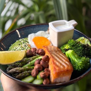 ŁOSOŚ Z MAKARONEM RYŻOWYM