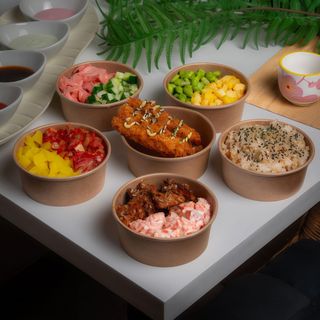 Poké z łososiem (surowy) spicy mayo