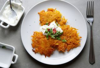 Placki ziemniaczane z sosem czosnkowym 