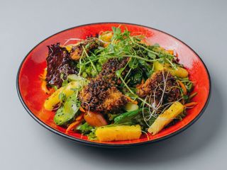 SAŁATKA Z KURCZAKIEM TERIYAKI W PANKO