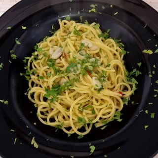 SPAGHETTI AGLIO OLIO E PEPERONCINO