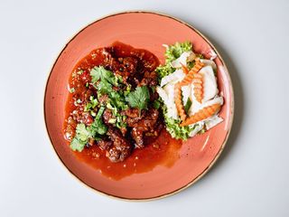 Wołowina z woka w sosie z czerwonego wina