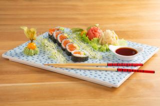 Nori z łososiem i avocado 	