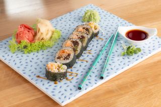 Nori z łososiem w tempurze 