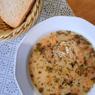 Żurek z jajkiem sadzonym i pieczywem