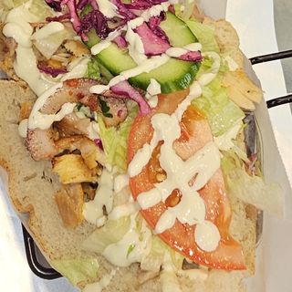 Kebab w bułce z frytkami duży