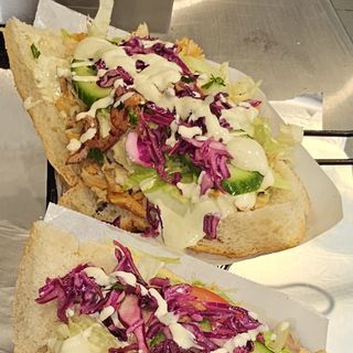 Kebab w bułce z frytkami mały