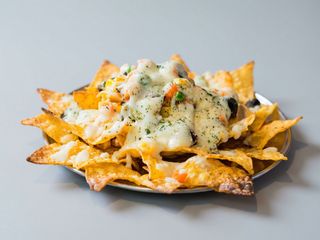 NACHOSY Z PIECA Z SOSEM SEROWYM