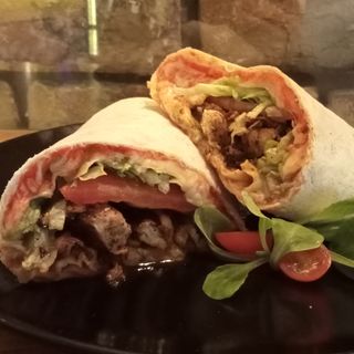 TORTILLA Z KURCZAKIEM W WARZYWACH