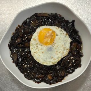 Jjajangmyeon/Makaron z pastą z czarnej fasoli