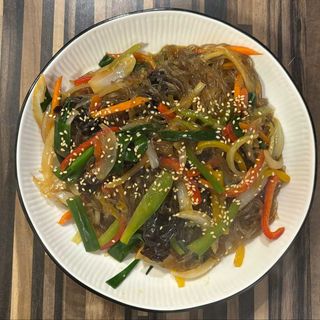Sogogi jabchae/ Makaron ze słodkich ziemniaków z warzywami i wołowiną