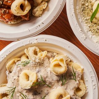 Tortellini mięsne z sosem funghi 400g