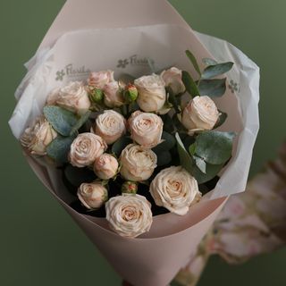 Bukiet z 5 róż gałązkowych z eukaliptusem