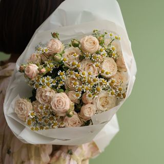 Bukiet z 5 róż gałązkowych z dodatkiem rumianku