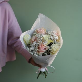 Bukiet z 7 róż i gipsówki