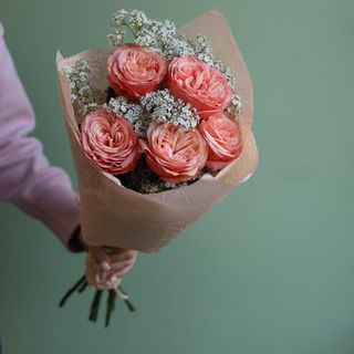 Bukiet z 5 róż ogrodowych i gipsówki