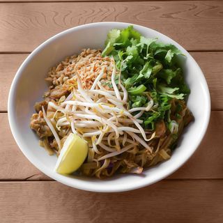 PAD THAI NEON Z KURCZAKIEM