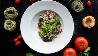 Szpinakowe tagliatelle z polędwicą wołową