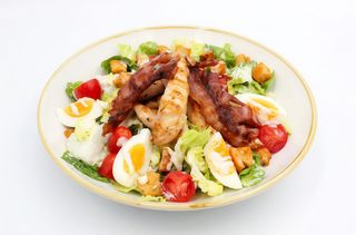 SAŁATKA CEZAR Z BOCZKIEM