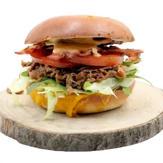 Pulled Chicken Burger w zestawie z ziemniaczkami