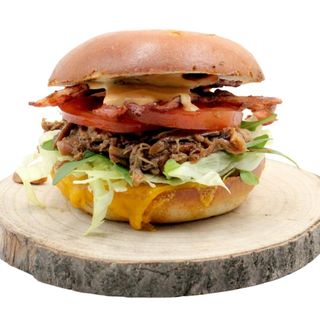 Pulled Chicken Burger w zestawie z ziemniaczkami