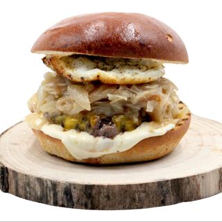 Egg & Onion burger w zestawie z ziemniaczkami