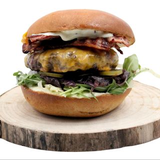 Butcher Burger w zestawie z ziemniaczkami