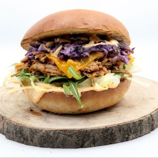 Pulled Pork Burger w zestawie z ziemniaczkami