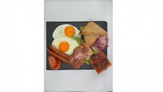 Angielskie śniadanie - wysokokaloryczne śniadanie 4460 kJ