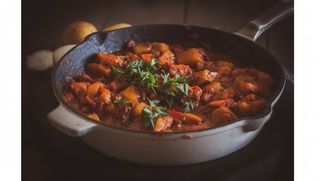 Gulasz węgierski z pieczonymi ziemniakami