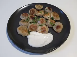 Pielmieni smażone z sosem czosnkowym 