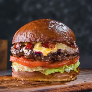 Zestaw «Burger wołowy z żurawiną i boczkiem + frytki»