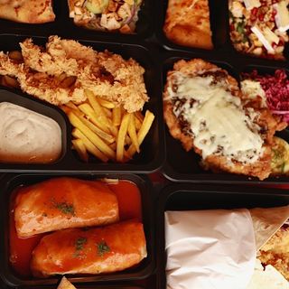 Shoarma z frytkami lub ryżem i zestawem surówek