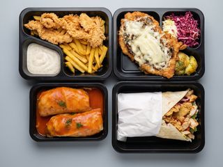 Shoarma z pieczarkami, frytki, zestaw surówek 