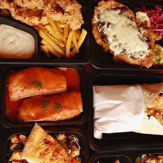 Shoarma z tabasco, frytkami lub ryżem i zestawem surówek 